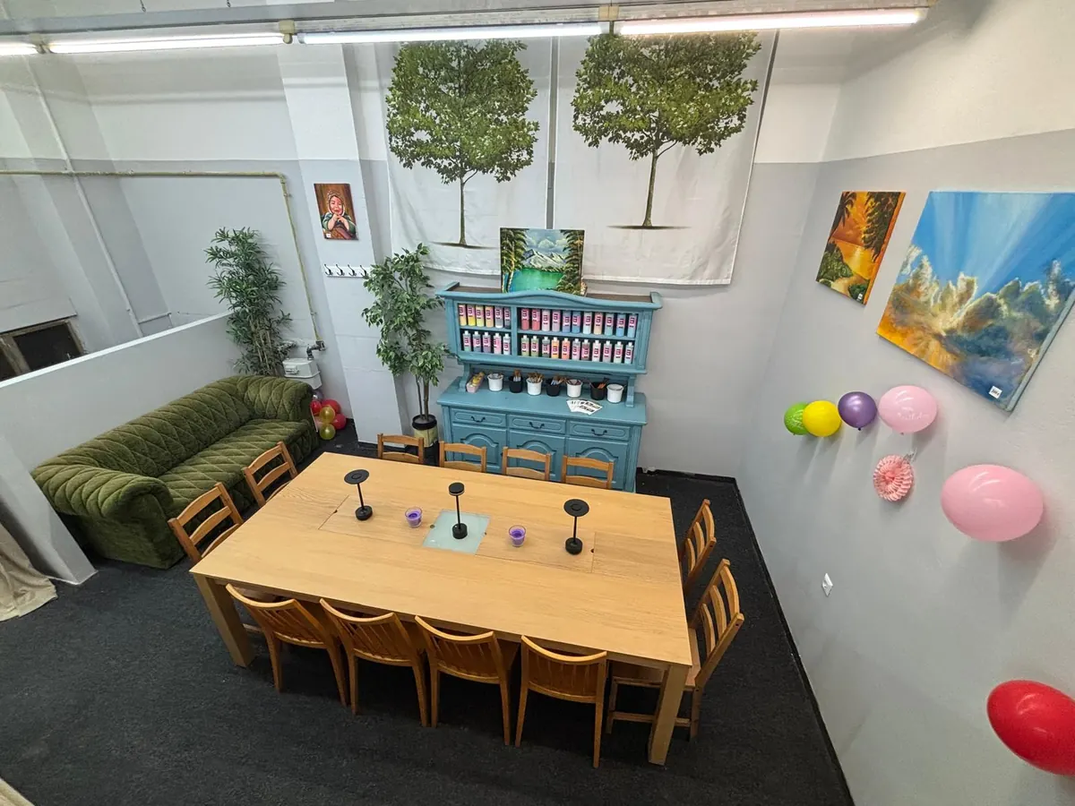 Separee mit langer Tafel, grünem Sofa und Luftballons
